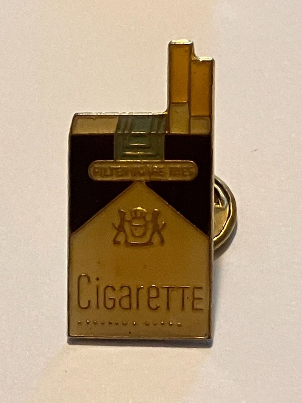 Placchette & Badge: 1 Pin Cigarette – Usato da Basel venduto da djwwpp