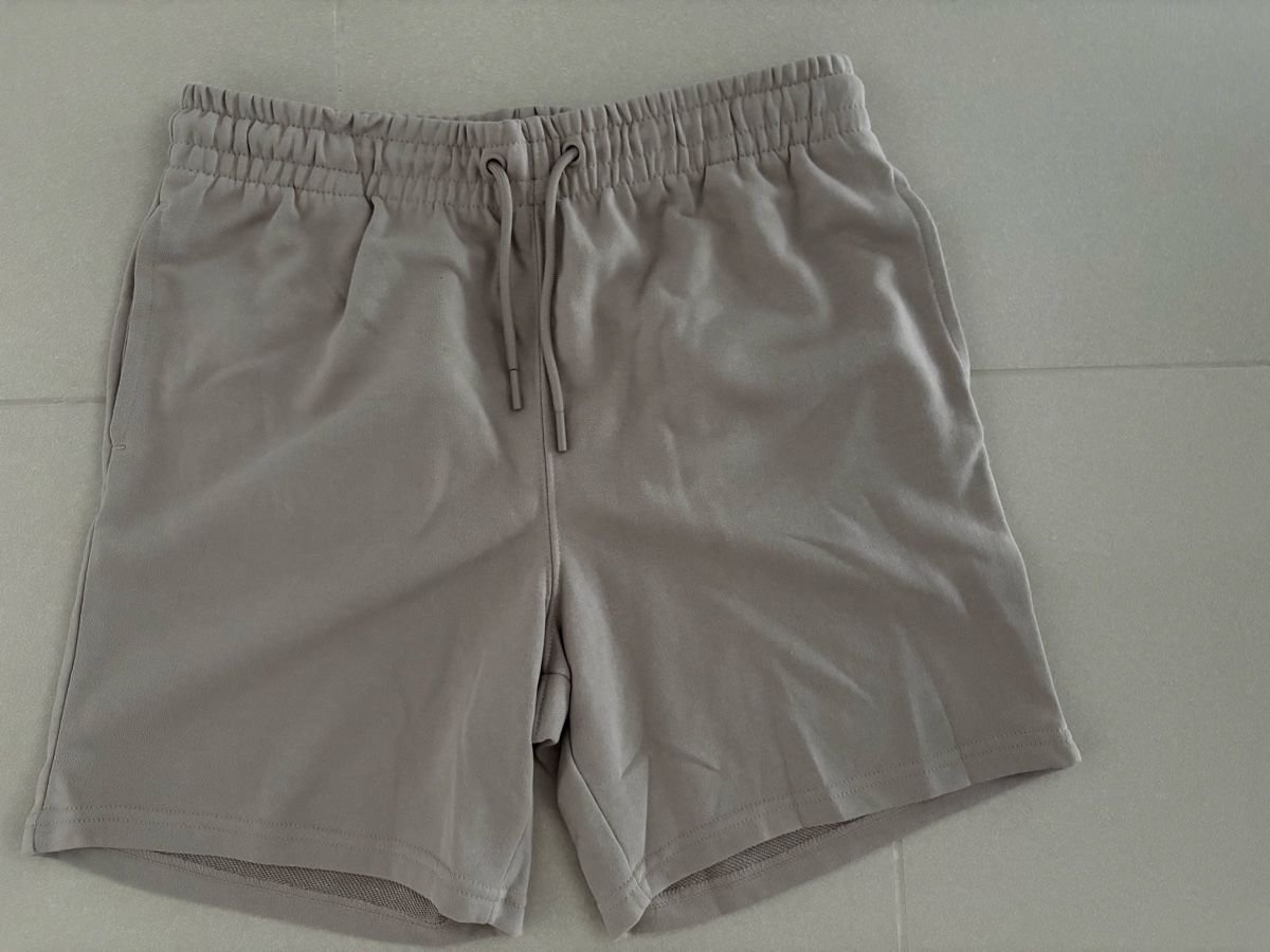 Pantalons: Shorts Grösse S Farbe Stone – Neuf avec emballage d'origine à Luzern par Glitzer76