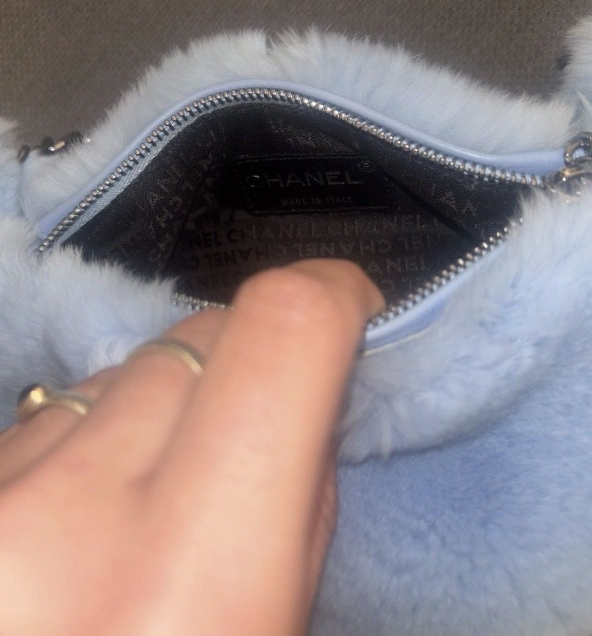 Chanel Borse da donna: Sac Chanel fourrure véritable bleu pastel – Usato da Genève venduto da ken_7mrb 3