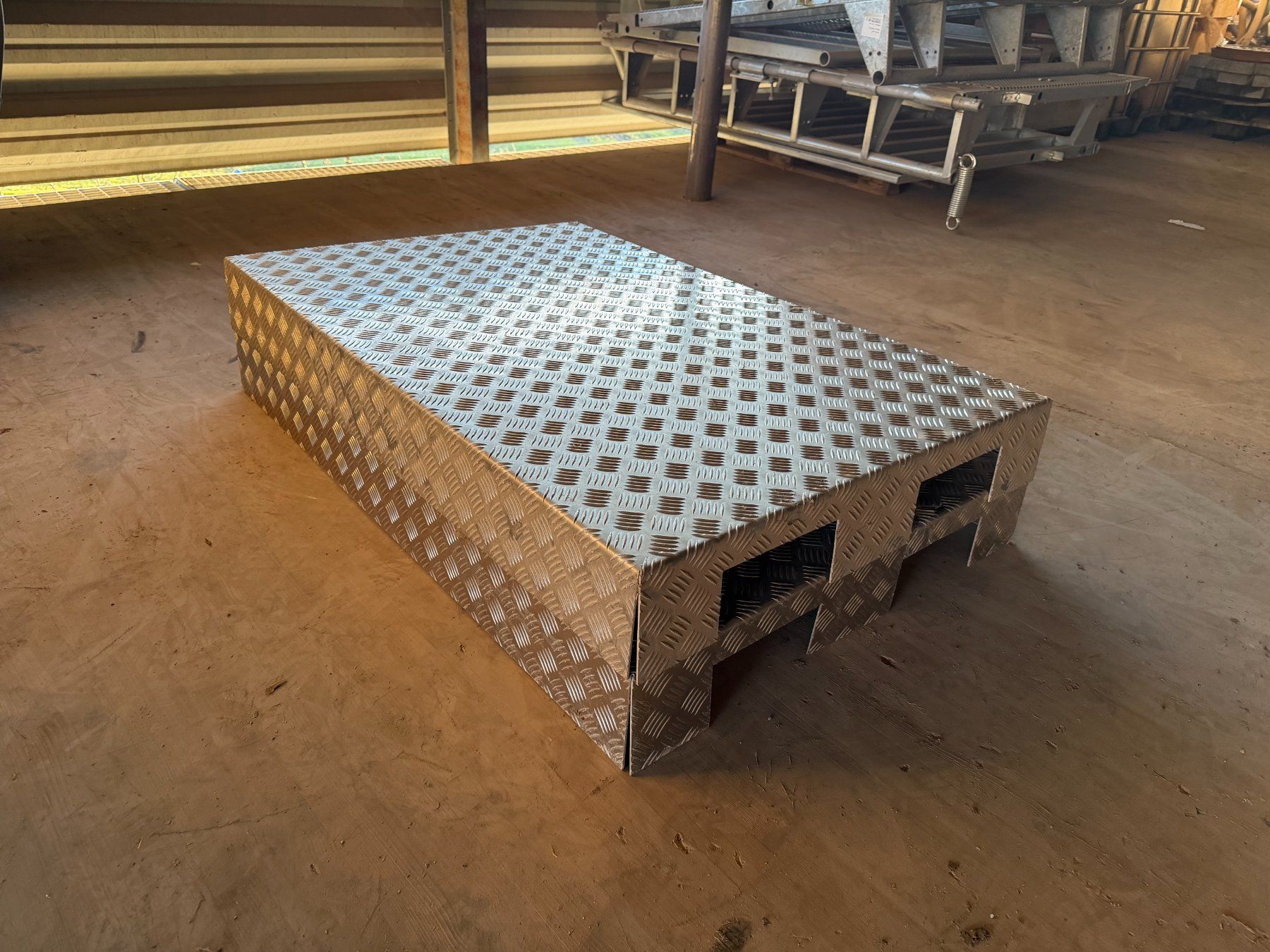 Pallets: Paletten Abdeckung Riffelblech – Usato da Engwilen venduto da FaehAnhaengerGmbH 1