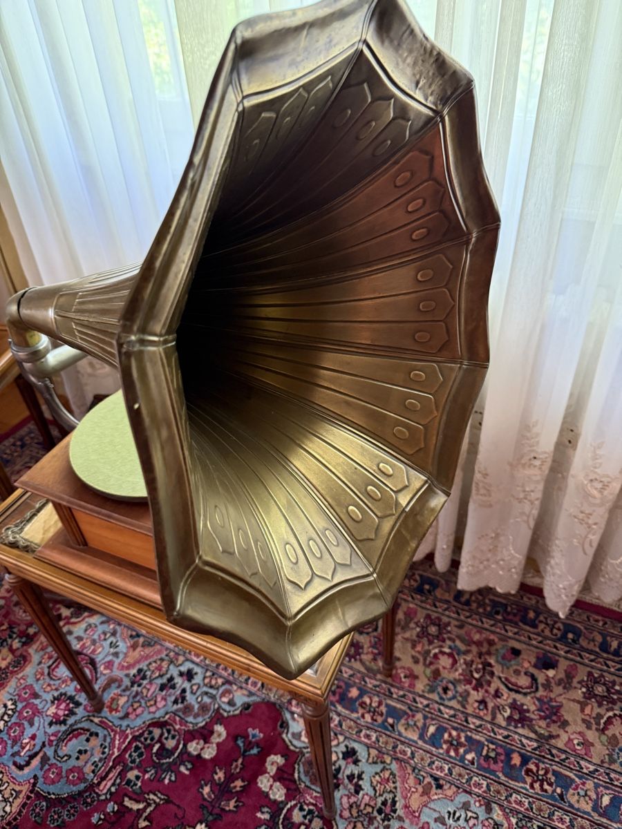 Giradischi: Gramophone à pavillon sur meuble – Usato da Clarens venduto da Gabi0062 1