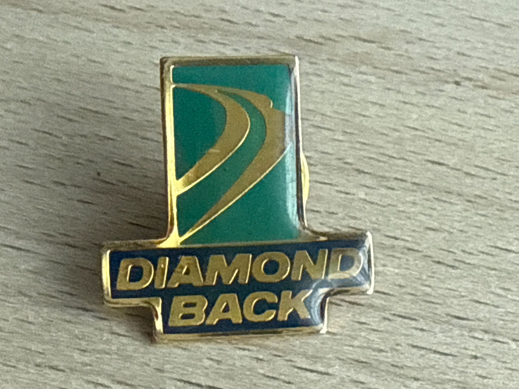 Placchette & Badge: Pin Diamond Back – Usato da Glattbrugg venduto da Schweigmatt