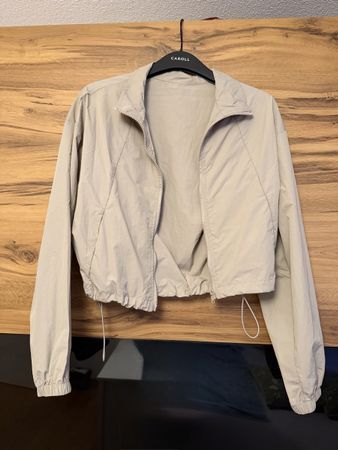 Damen Jacke beige mit Reissverschluss Grösse M. Nie getragen