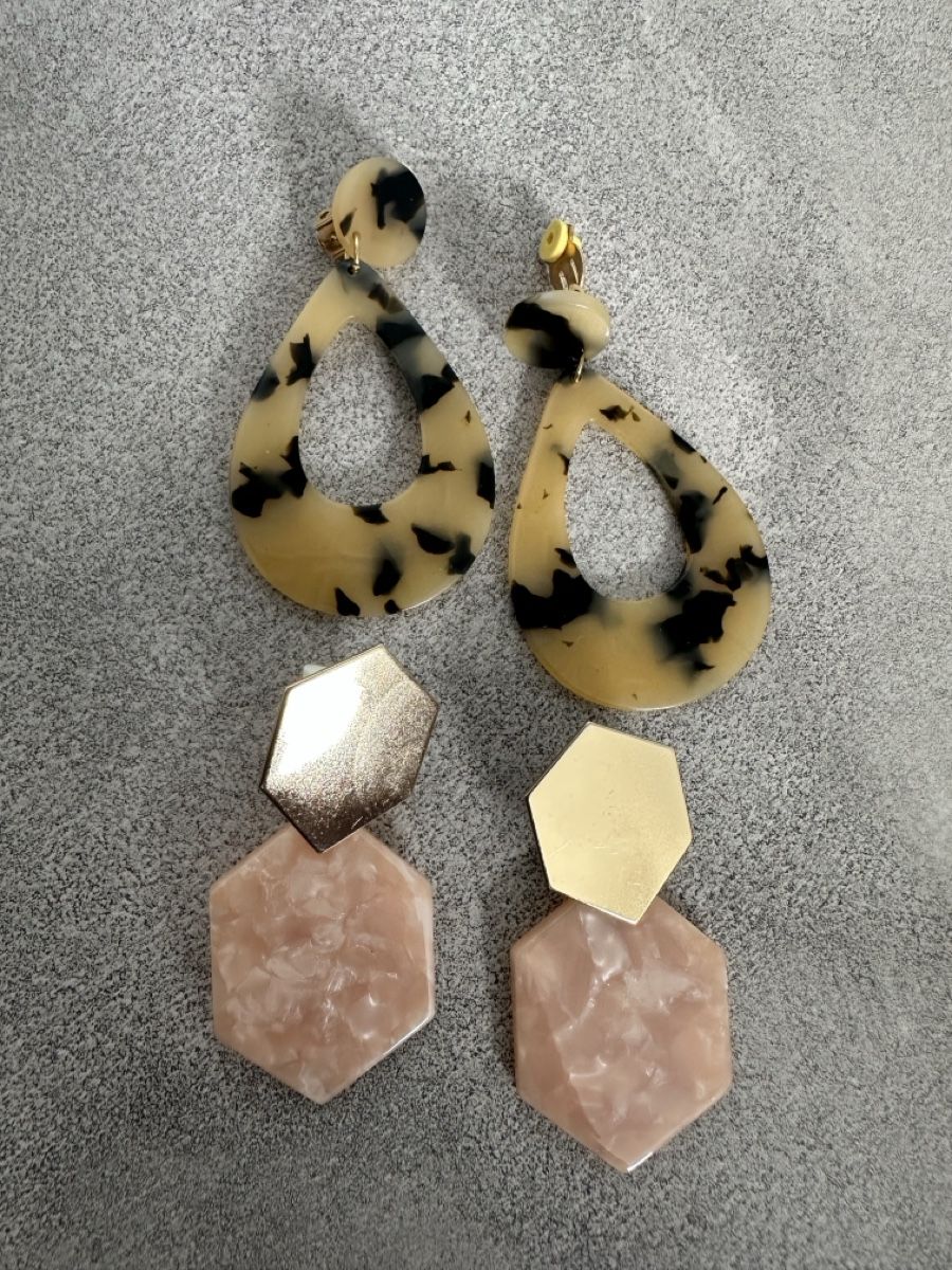 Orecchini pendenti & Orecchini a lobo: 2er Set Ohrringe Clip-on Bunt Rosa Marmor Optik – Nuovo (secondo la descrizione) da Dietikon venduto da vithya88