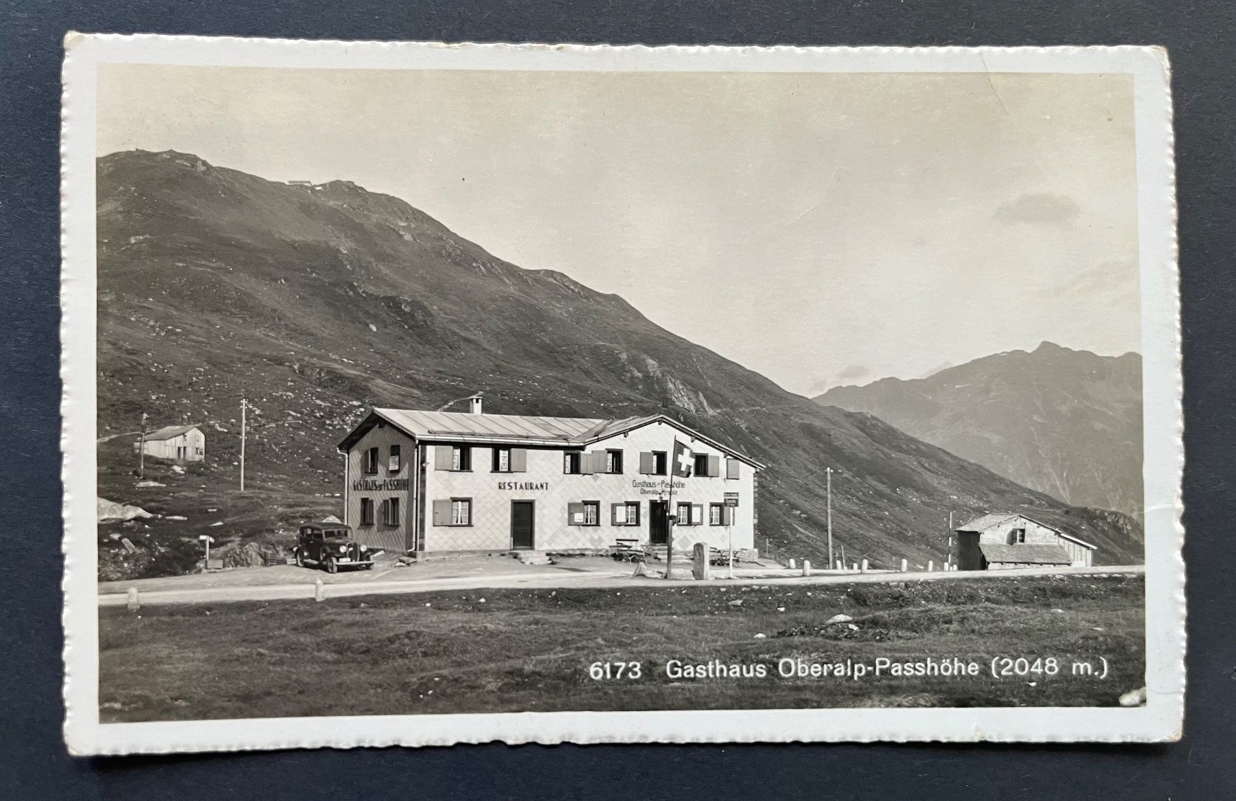 Cartes postales: Gasthaus Oberalp-Passhöhe, Oldtimer Auto, ca. 1950 – D'occasion à Ostermundigen par DaxKarten-75