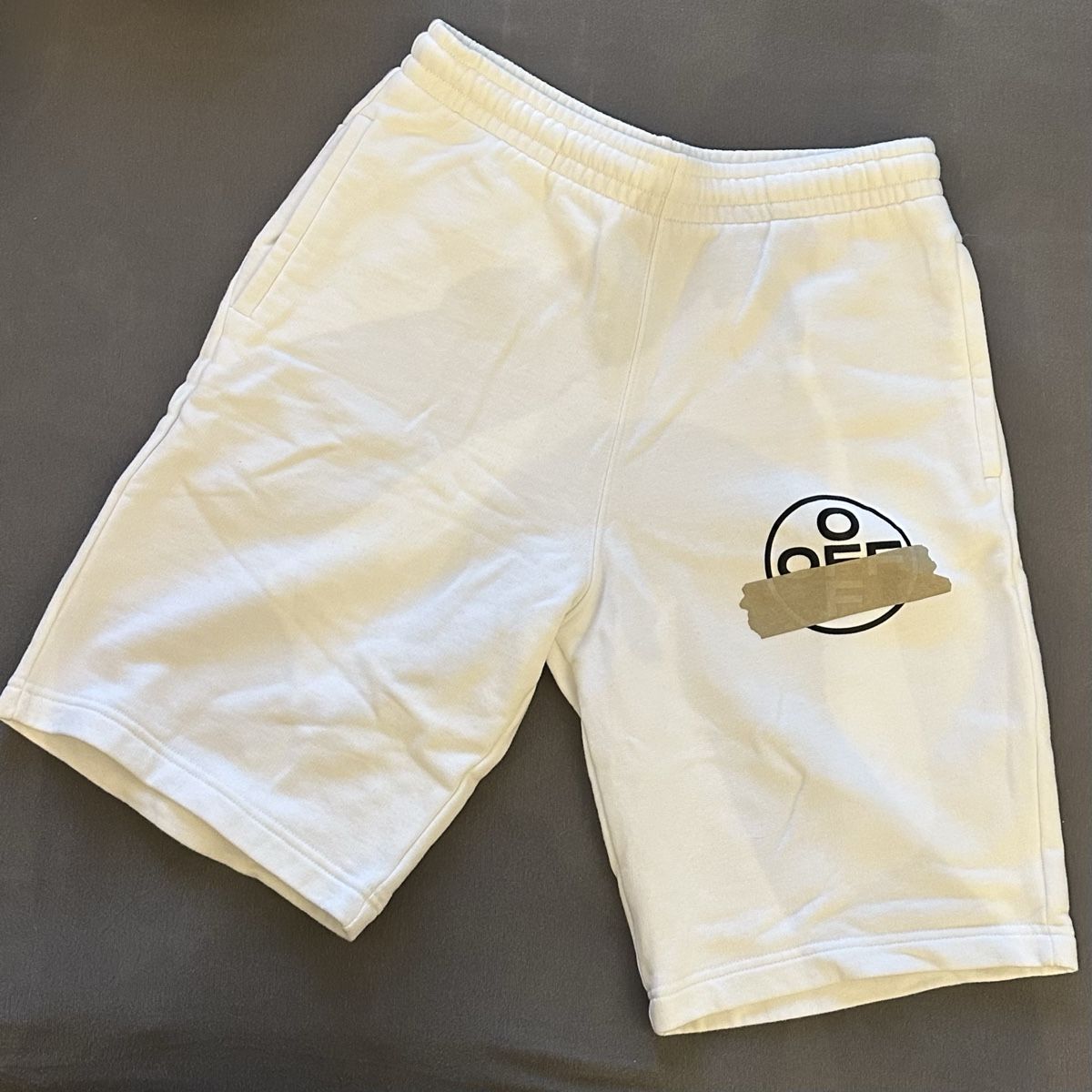 Off-White Hosen: Off-White Shorts mit Logo – Gebraucht aus Wetzikon ZH von leo_wf85