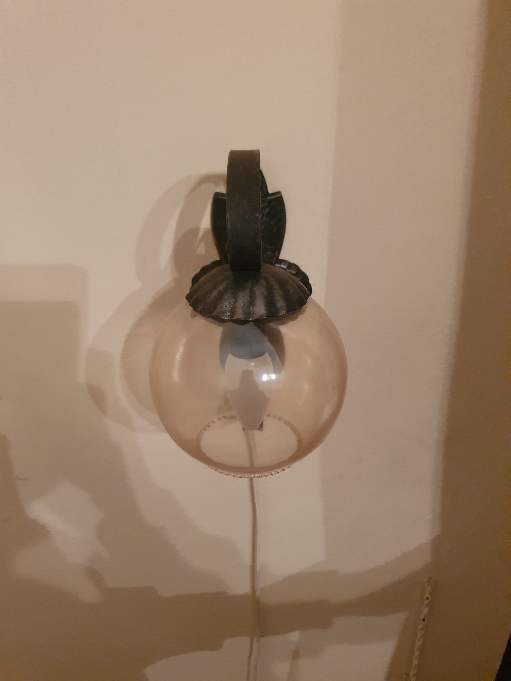 Lampade: Lampada da comodino in ferro battuto – Usato da Vernate venduto da nma_77kf 1
