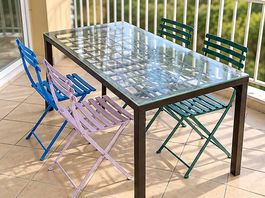 Table de jardin en verre + 4 chaises pliantes colorée