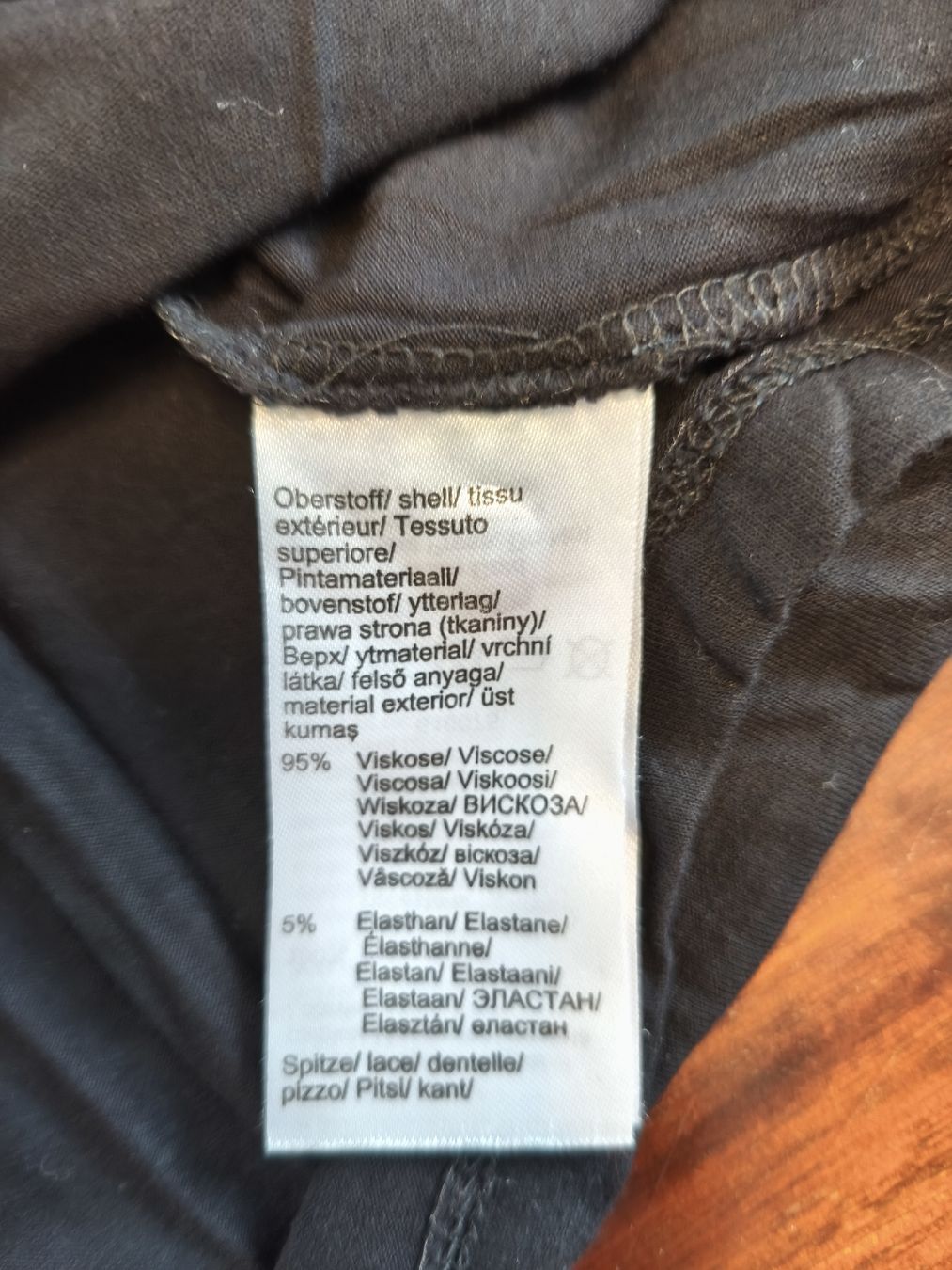 Blusen, T-Shirts & Tops: Damenbluse, Schwarz, 95% Viskose – Gebraucht aus Wohlen AG von art_9qvl 2