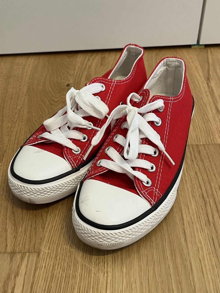 Damenschuhe: rote Damenchucks – Gebraucht aus Glis von jos_hj8q