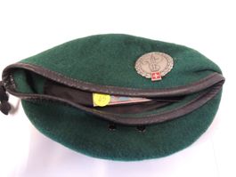 Schweizer Armee Béret in sehr schönem Zustand mit Emblem