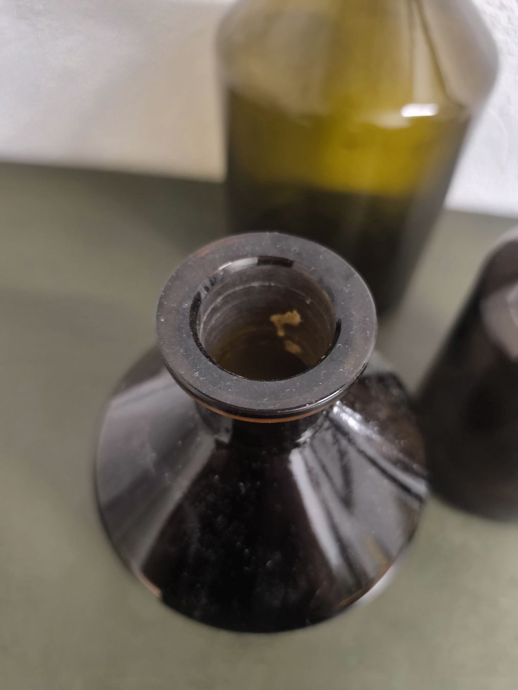 Accessori da laboratorio: Dunkle Glasflaschen mit schwarzem Verschluss – Usato da Zürich venduto da domi_nic1208 1