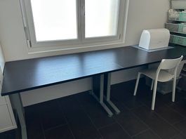 Zwei Bürotische, Holzoptik schwarz, in einwandfreiem Zustand