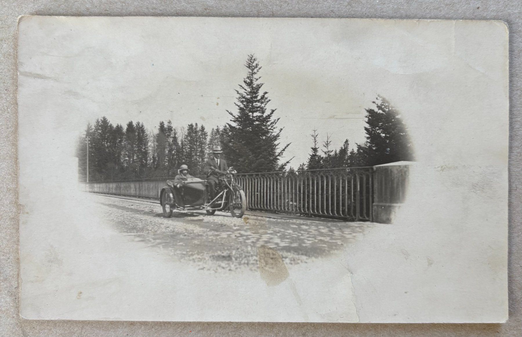 Cartoline postali: ANTIKES MOTORRAD MIT SEITENWAGEN – Usato da Ostermundigen venduto da Heavenmaus75