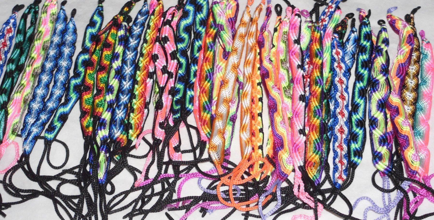 Armbänder & -reifen: PERU 25 FARBENFROHE FREUNDSCHAFTSBÄNDER, NEU!! – Neu (gemäss Beschreibung) aus Lima- Peru von Alpaka-Haus 1