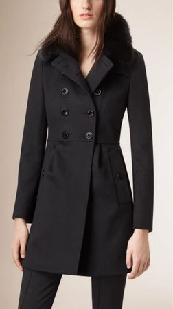 Burberry Wintermantel mit Pelzkragen, Grösse 34, Schwarz.