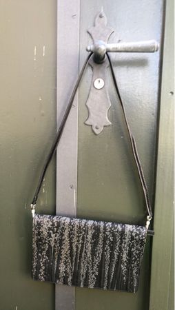 Clutch von Weisbrod mit Trageriemen mit Magnetverschluss