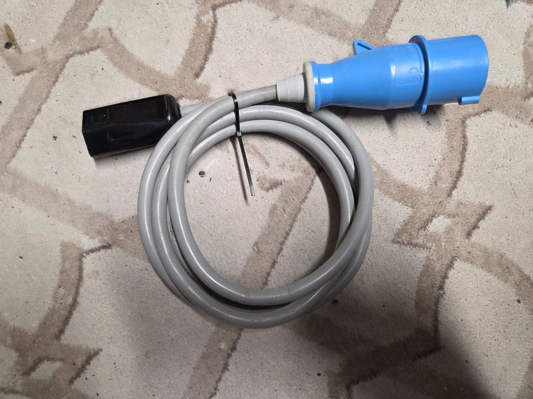 Unità & Adattatore: Adapter Stecker CEE 16A 3P auf Kupplung T23 2m – Usato da Zürich venduto da Alibaba1234 1