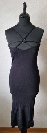 12) schwarzes figurbetontes Maxikleid in Grösse S