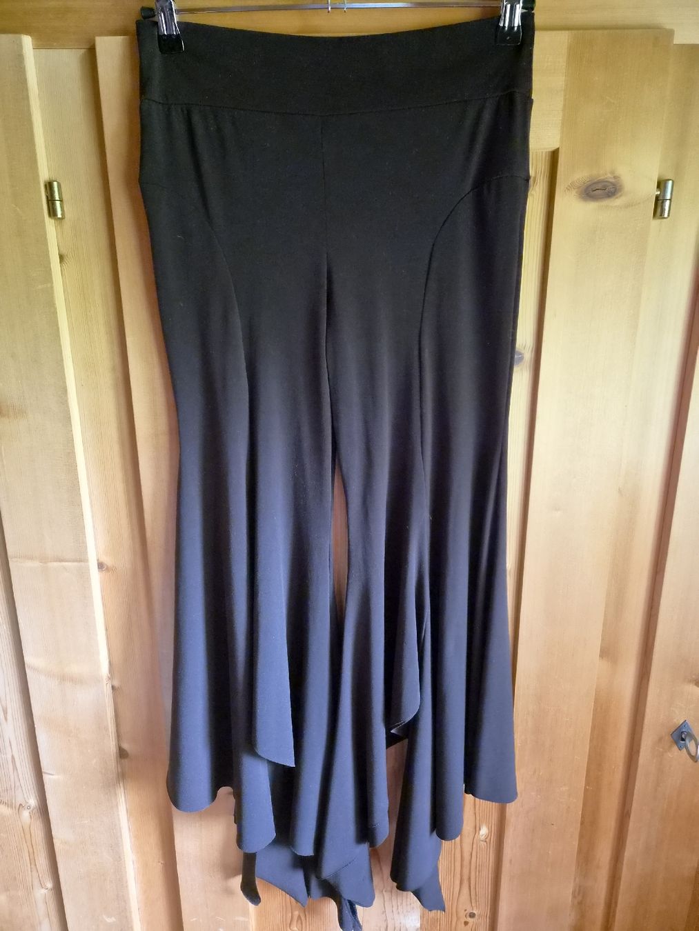 Pantaloni: Hose mit Volants, Grösse M, schokoladebraun – Usato da Wattwil venduto da tannenmeise73