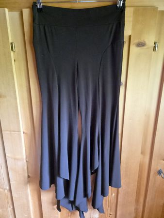 Hose mit Volants, Grösse M, schokoladebraun