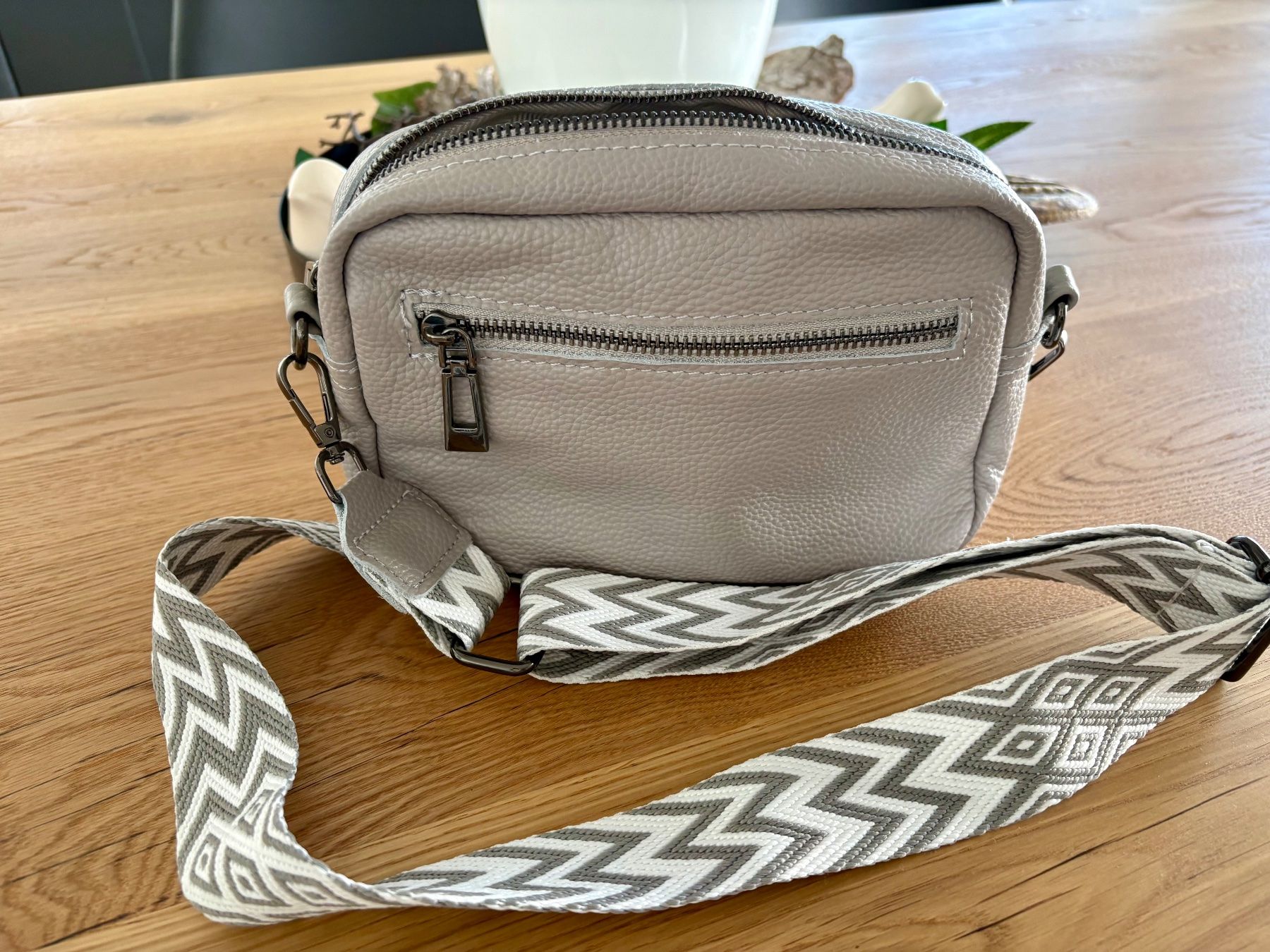 Borse da donna: Schicke Crossbody-Bag / Grau – Nuovo (secondo la descrizione) da Rothenburg venduto da QueenofShopping1 2