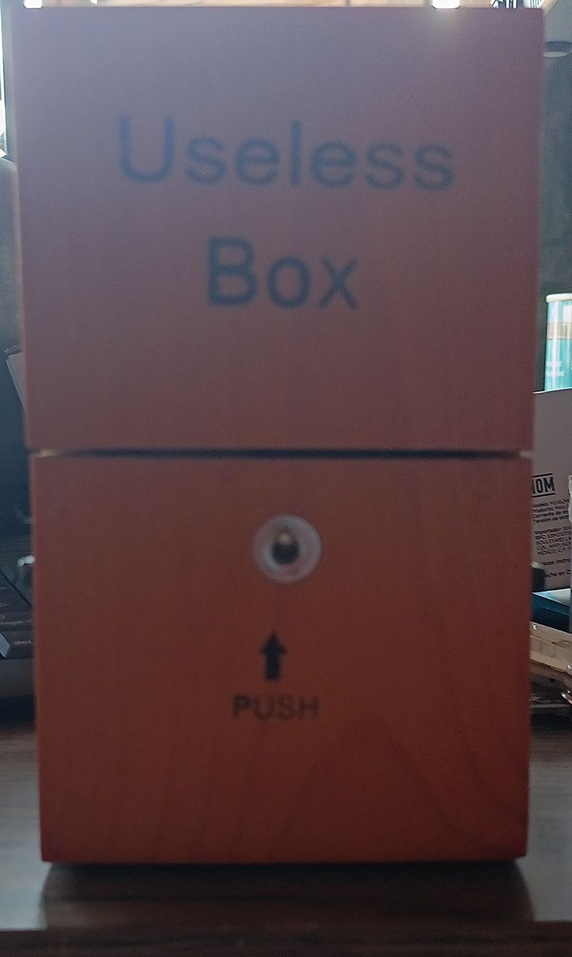 Tous les DVDs: Useless Box orange mit Schalter – D'occasion à Romanshorn par Flohmarkt_Romanshorn