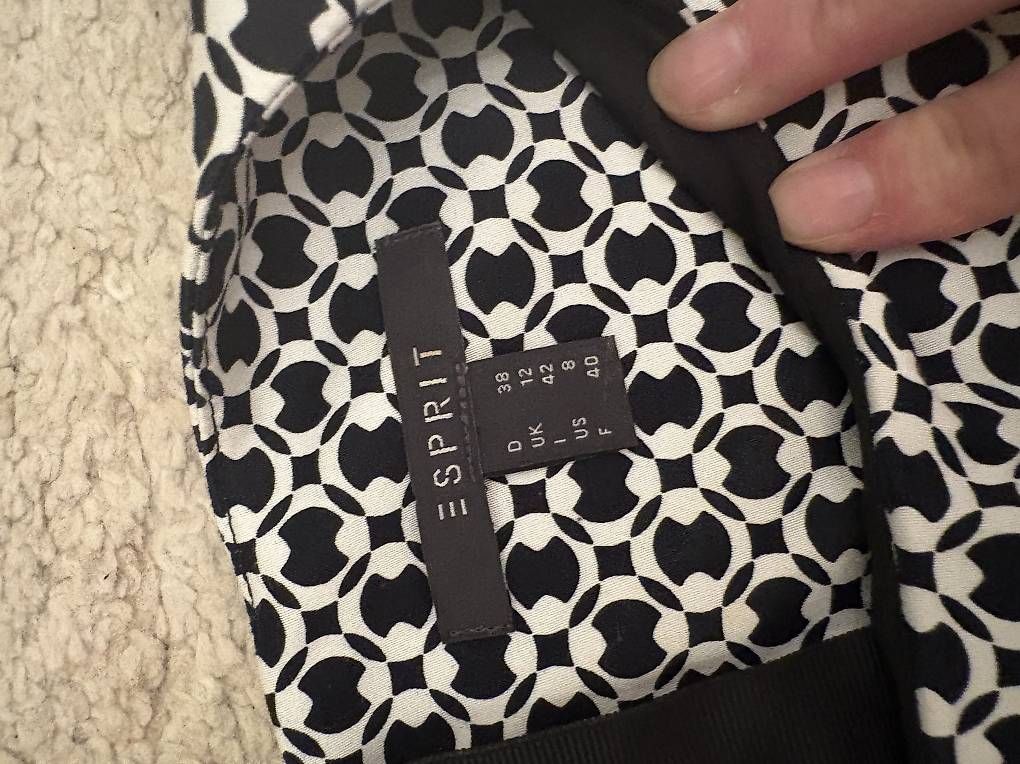 Vestiti: Kleid Esprit Gr. 38 schwarz/weiss – Usato da Winterthur venduto da Pluna70 2