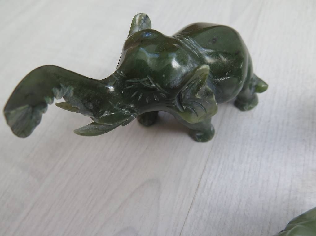 Figuren: 3 Grüne Jade Elefanten in Grün – Gebraucht aus Schaffhausen von Yamakana51L8736OQ8 3