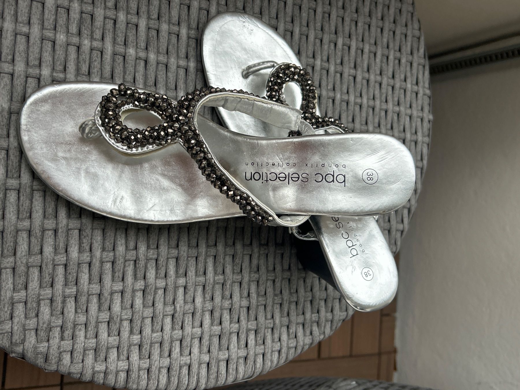 Damenschuhe: Silberne Sandalen Zehentrenner von bpc selection Gr. 38 – Gebraucht aus Brunnen von Nala2929 2