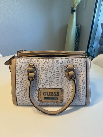 Guess Proposal Box Satchel im Monogramm-Design – Handtasche