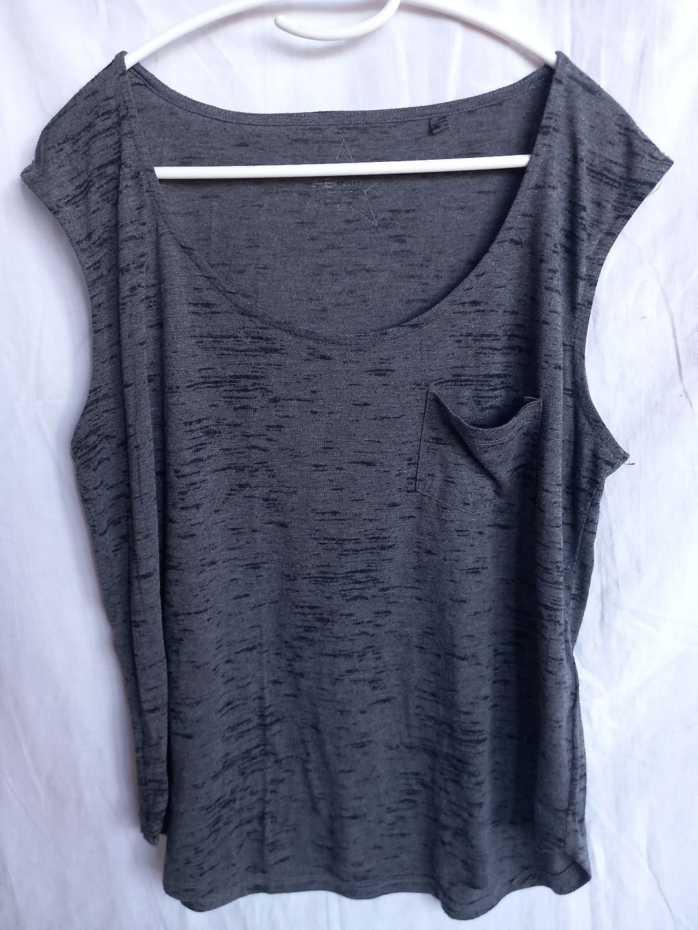 Top: Lot de 3 débardeurs gris Taille M – Usato da Faoug venduto da per_kp6r 3