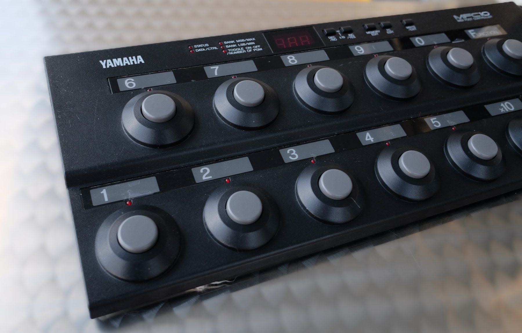 Strumenti musicali: Yamaha MFC-10 MIDI Foot Controller – Usato da Basel venduto da PondstreetStudios 1