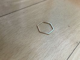 Ring geometrisch sechseckig goldfarben schlicht