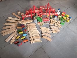 Holzeisenbahn Set mit Brücken Schienen und Gebäuden
