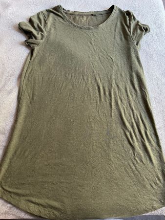 Long t-shirt d'été kaki, taille S, idéale pour la saison!