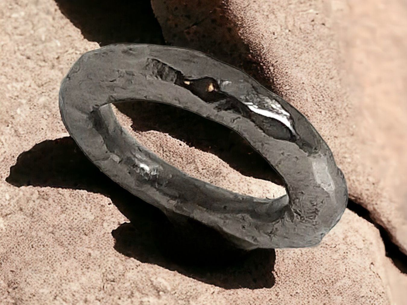 Anelli: Stahlring, faccettiert, Gr. 43.5 – Nuovo e nell'imballaggio originale da Aarau venduto da Schmuckhoehle_MD 1