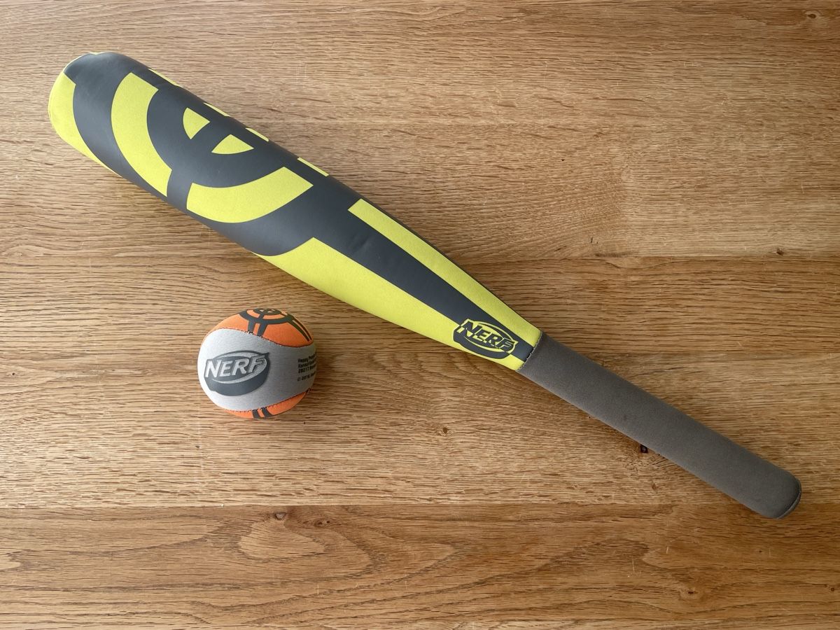 Nerf Spielzeuge: Nerf Softball-Schläger inkl. Softball – Gebraucht aus Zürich von piervier4