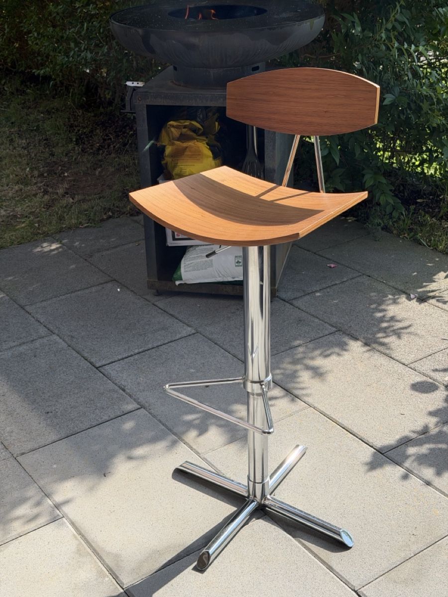 Hocker: Designer Barhocker mit Holz Sitzfläche - 4 Stück – Gebraucht aus Neuhaus SG von cynlo