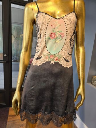 Kleidung: Kleid Michal Negrin, Israel (S)