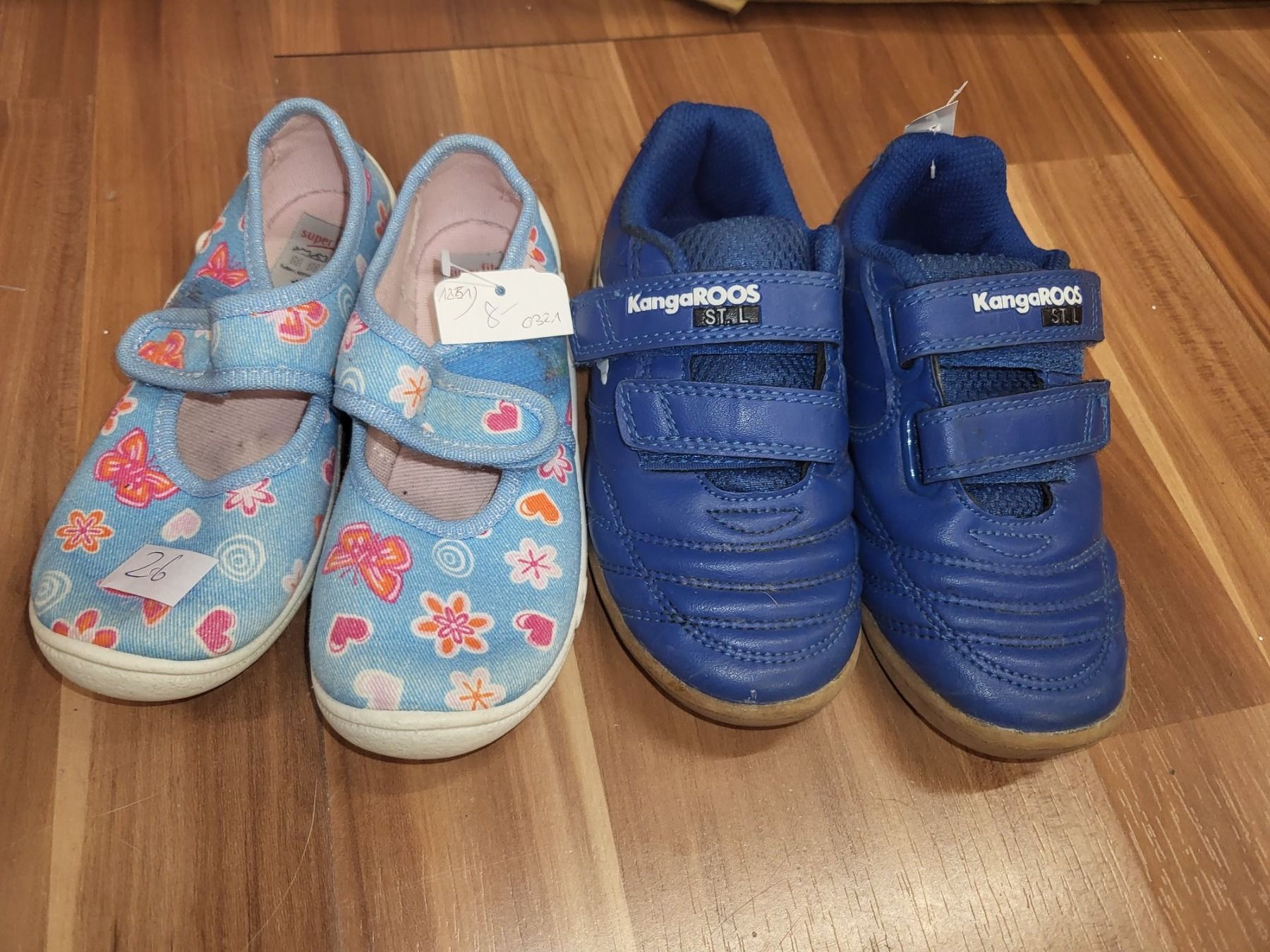 Superfit Scarpe per ragazzi: Superfit Hausschuh oder Kangaroos Turnschuh gr 26 B30 – Usato da Schwarzenburg venduto da Flamingo07
