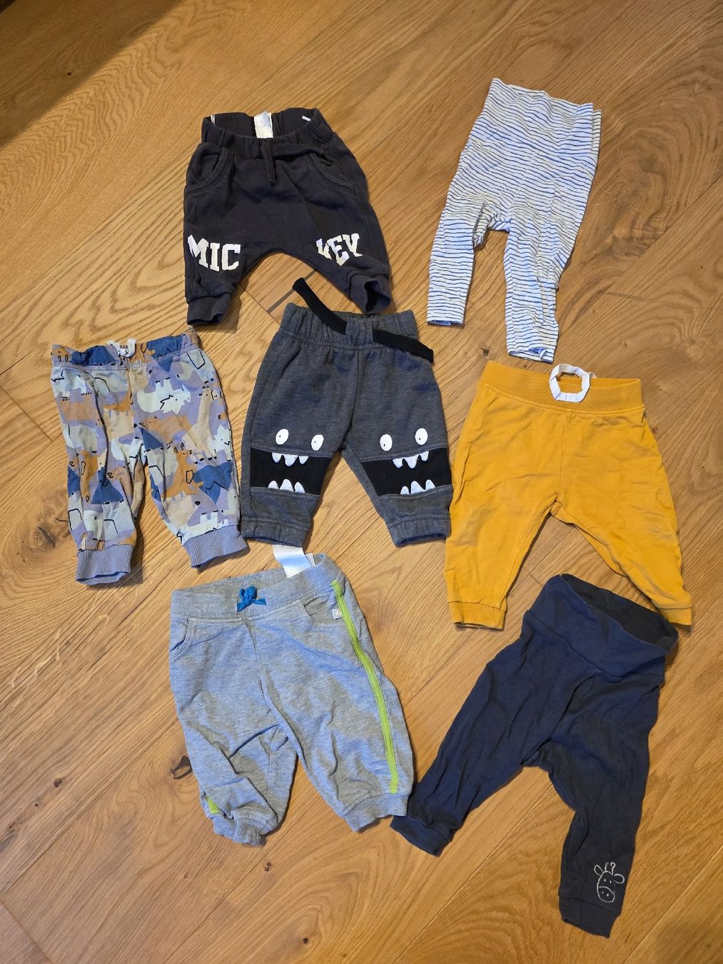 Pantaloni: Jungen Jogginghosen gr 68 – Usato da Eschenz venduto da Carmenr93