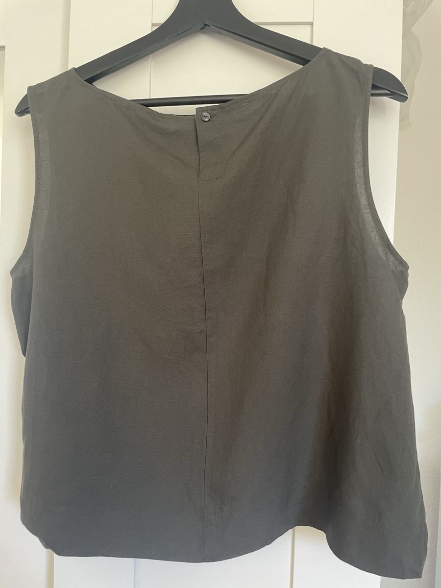 Uniqlo Blusen: Uniqlo Dunkelgrünes Top – Neu und originalverpackt aus Zürich von eri_n7p5 1