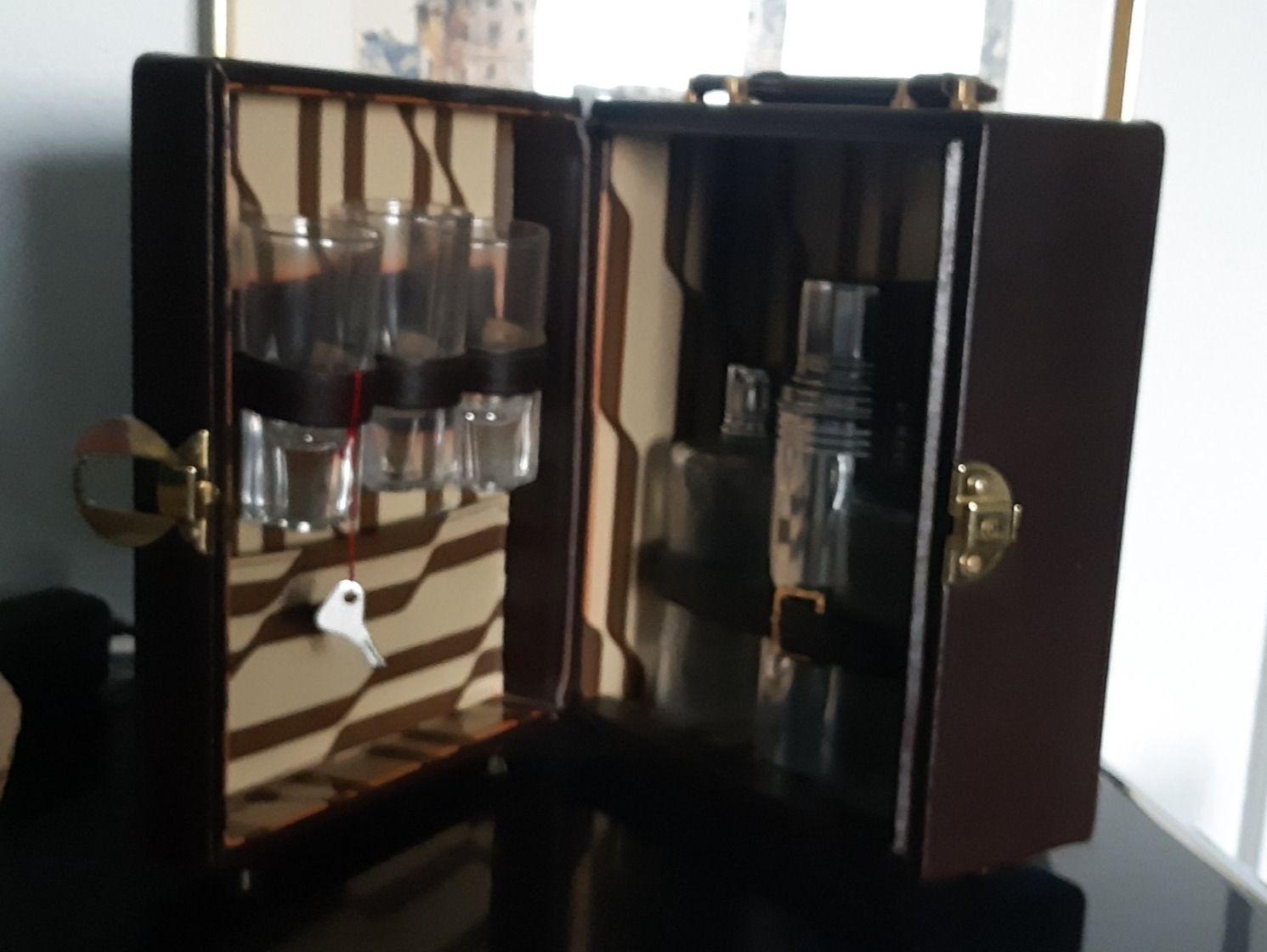 Valises de voyage: Reisebar in Lederkoffer – D'occasion à Stetten AG par Brissago25