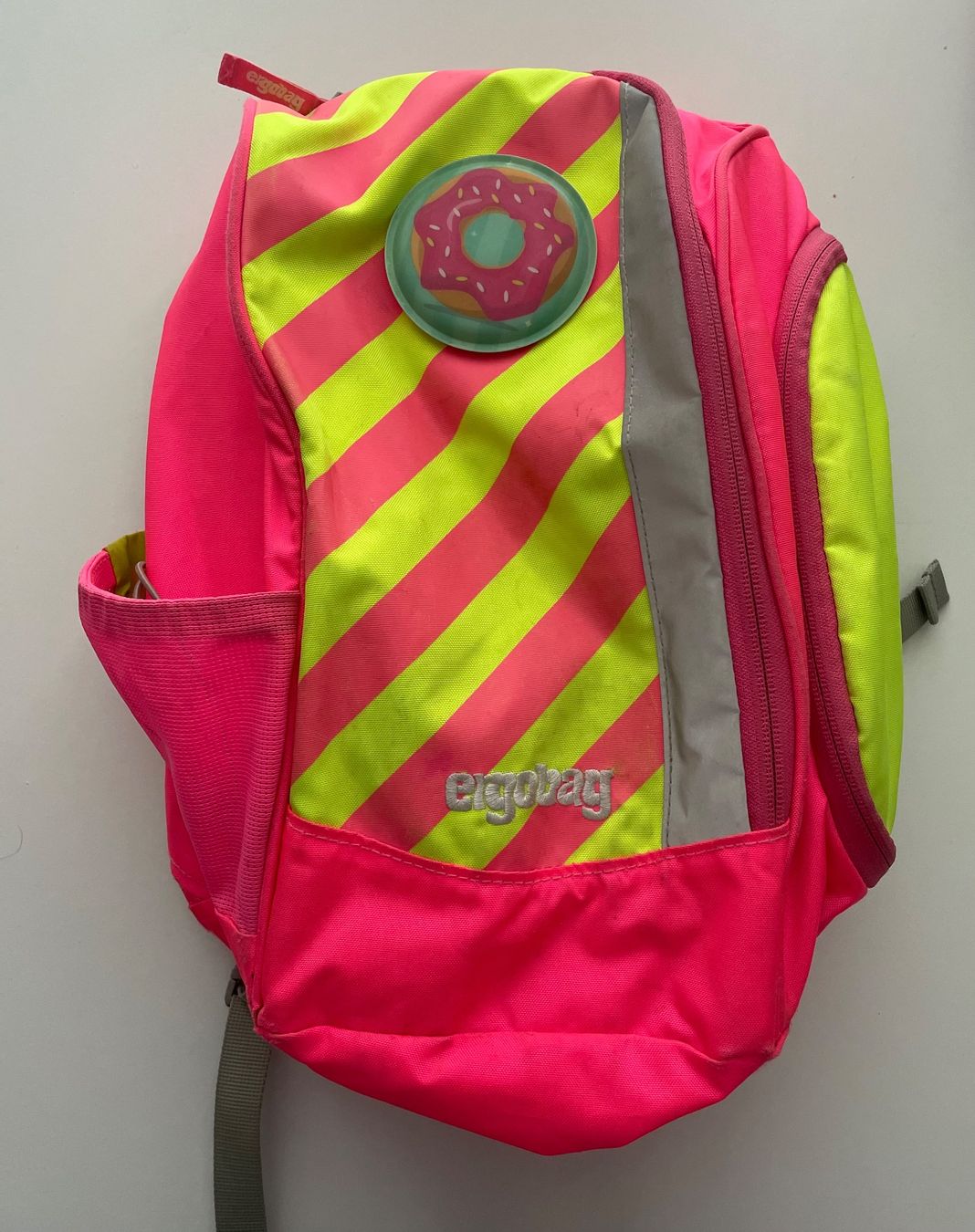 Ergobag Sacs & sacs à dos: Ergofit Schulrucksack, auffälliges pink-gelb mit Reflektoren – D'occasion à Winterthur par crave