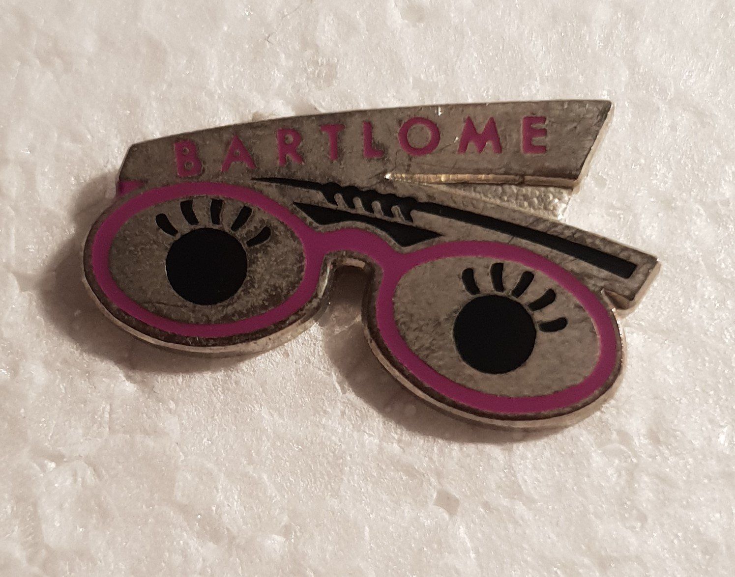 Plaketten & Abzeichen: Pin Brille Bartlome – Gebraucht aus Härkingen von specialshapes