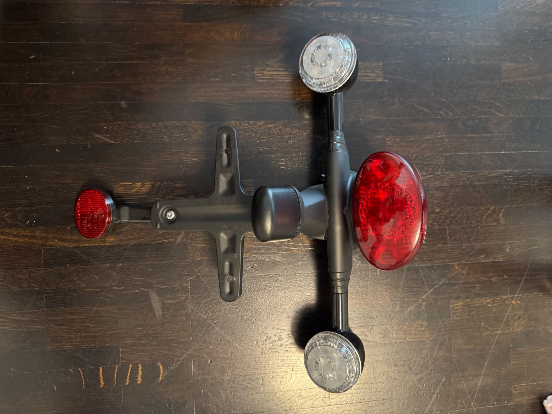 Triumph Tutti i ricambio per moto: Triumph Kennzeichenhalter mit Beleuchtung – Usato da Zürich venduto da Evo-9