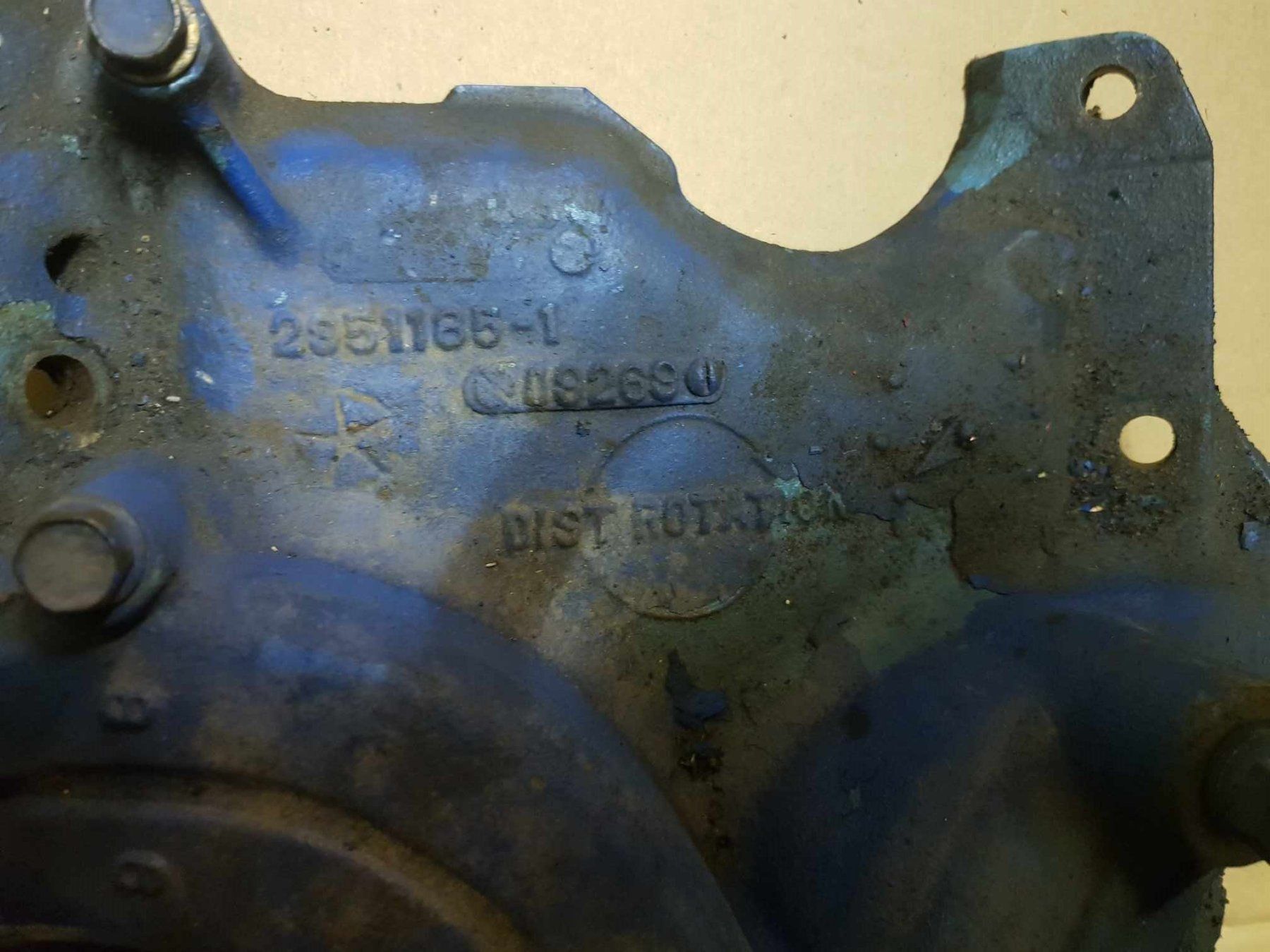 Chrysler Alle Autoersatzteile: Intake mit Vergaser Chrysler 273 + 318 SB – Gebraucht aus Niedergösgen von usc_tt5r 2