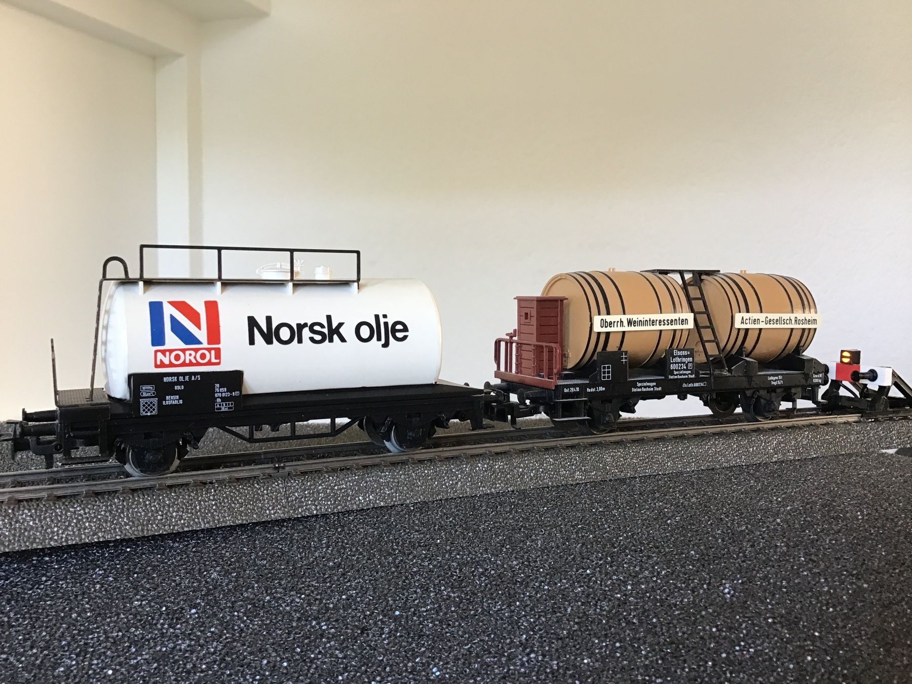 Märklin Modellini di ferrovie: MÄRKLIN 2X SILOWAGEN – Usato da Männedorf venduto da Modelle-aller-Art