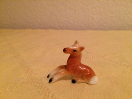 Pferdefigur Fohlen, liegend, Grösse: 3 x 3.5 cm